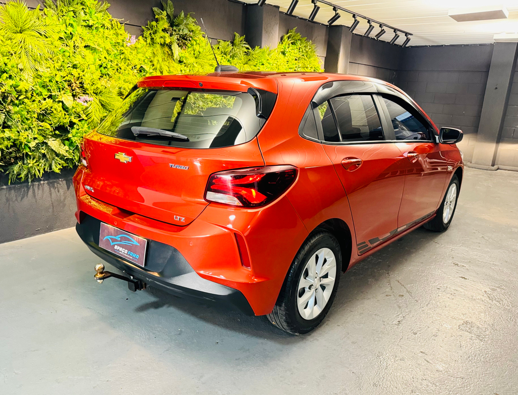 Chevrolet Onix Laranja