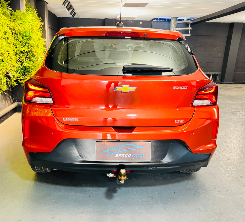 Chevrolet Onix Laranja