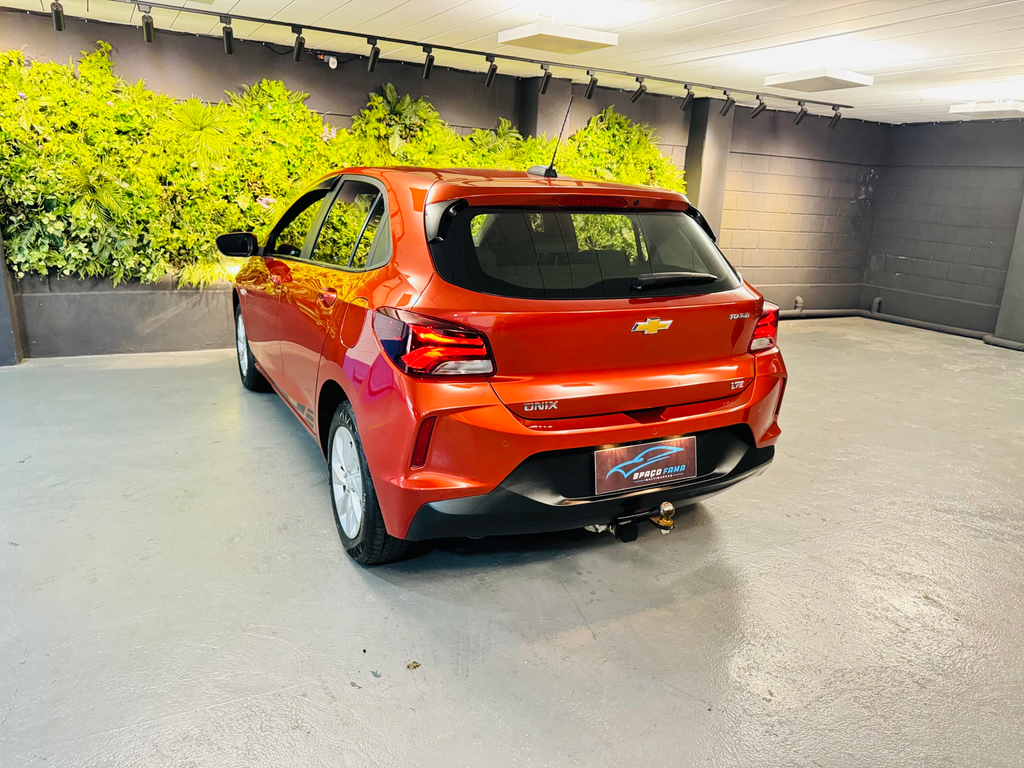 Chevrolet Onix Laranja