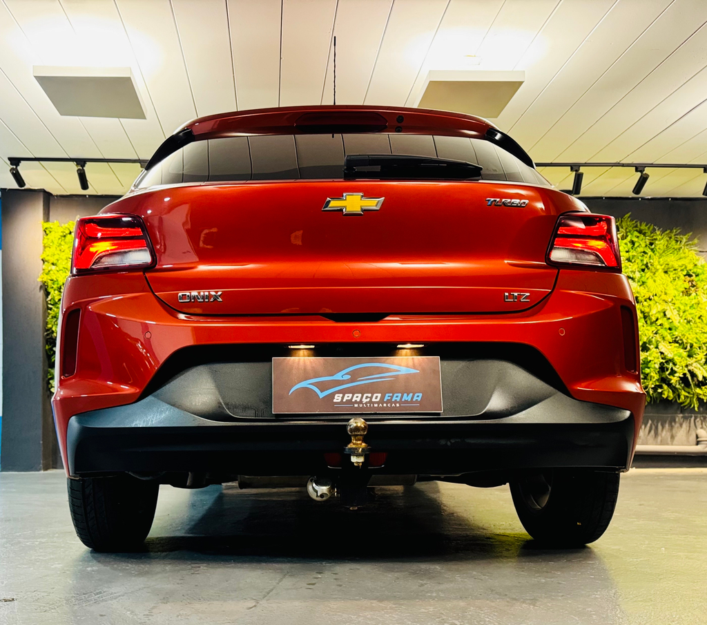 Chevrolet Onix Laranja