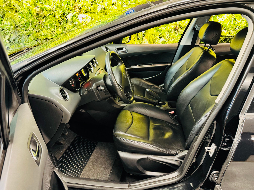 Peugeot 308 Preto
