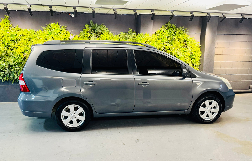 Nissan Grand Livina Cinza