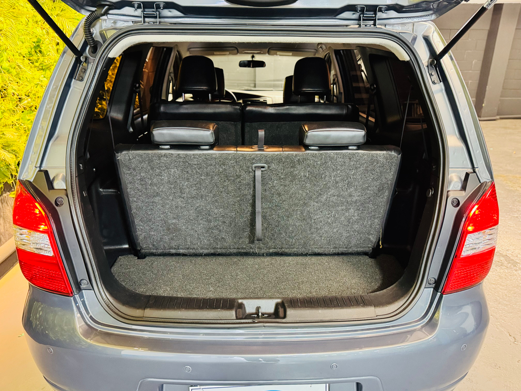 Nissan Grand Livina Cinza