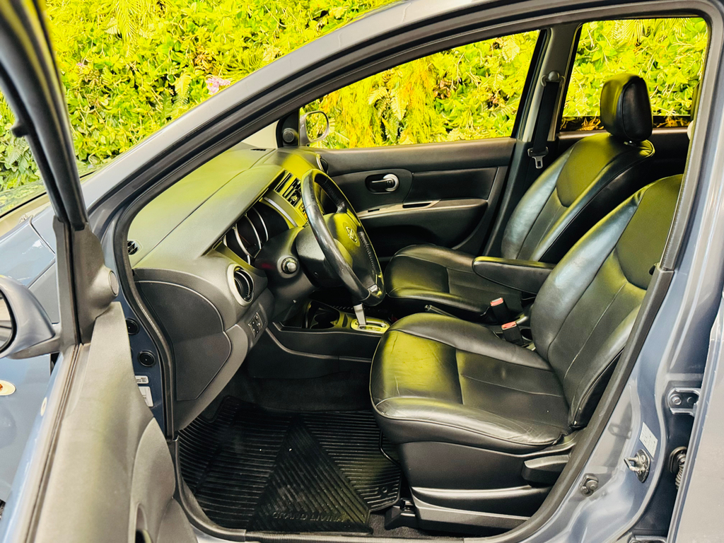 Nissan Grand Livina Cinza