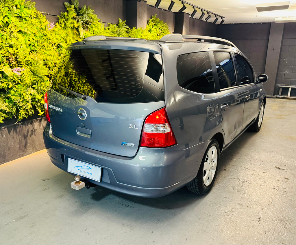 Nissan Grand Livina Cinza