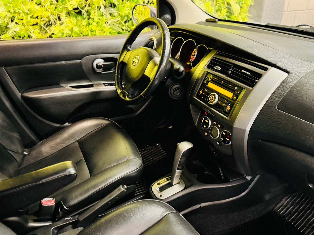 Nissan Grand Livina Cinza