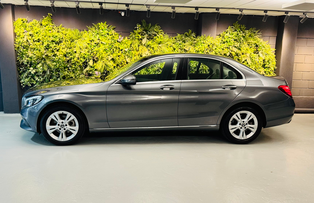 Mercedes Benz C-180 Cinza