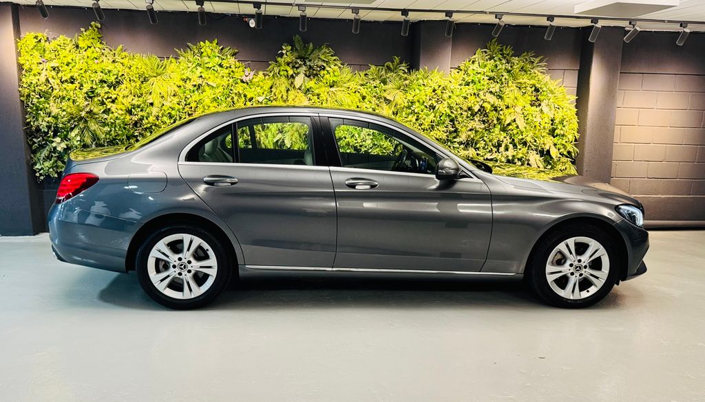 Mercedes Benz C-180 Cinza