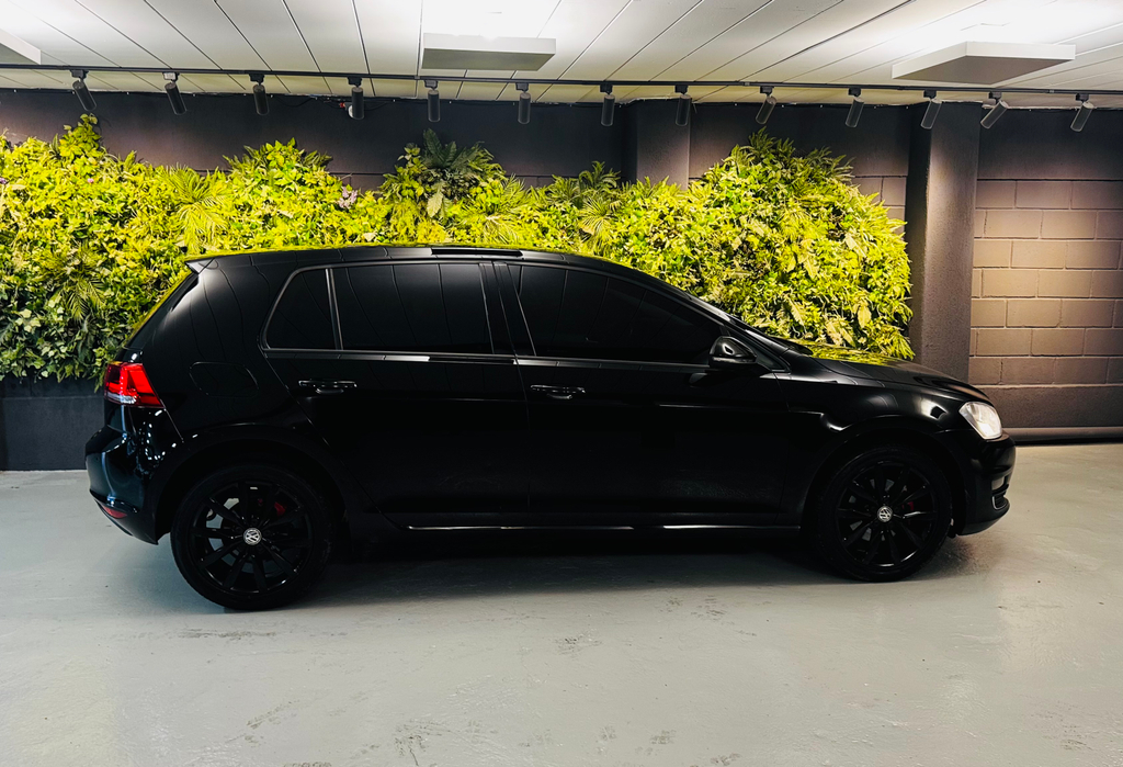 Volkswagen Golf Preto