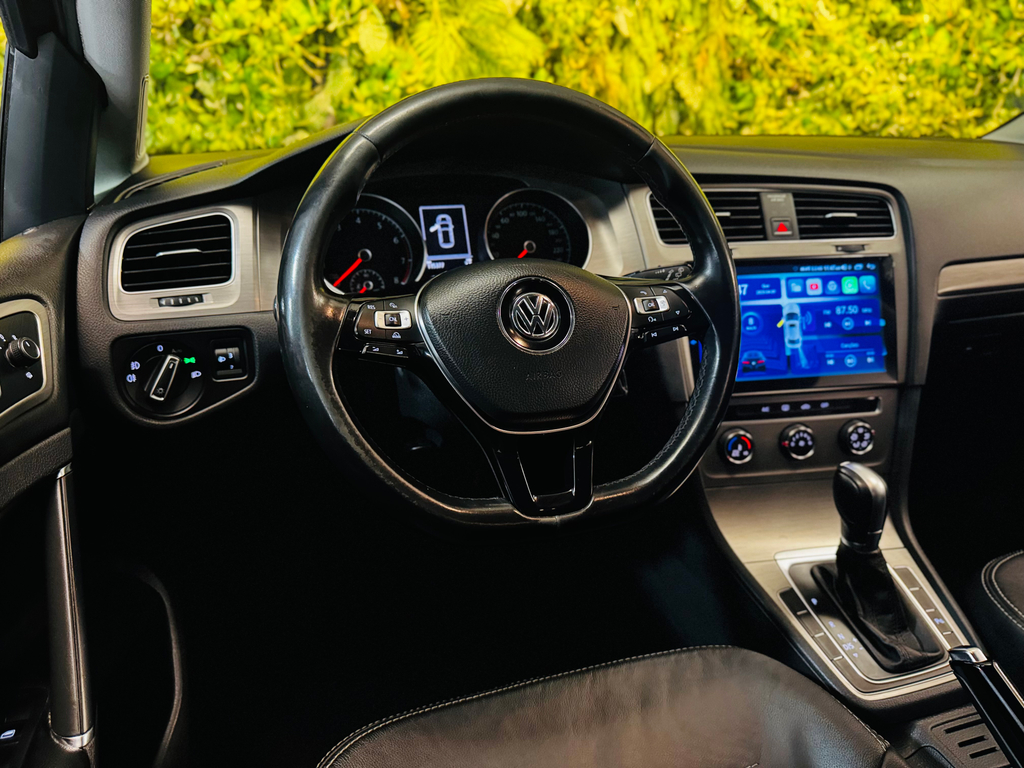Volkswagen Golf Preto