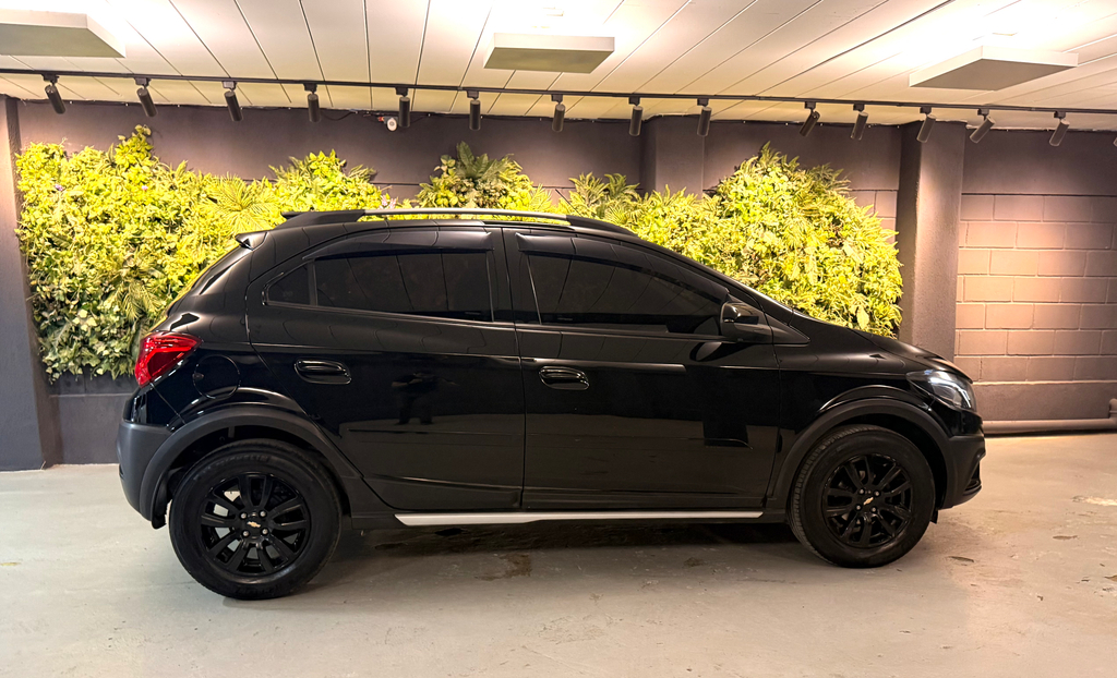 Chevrolet Onix Preto