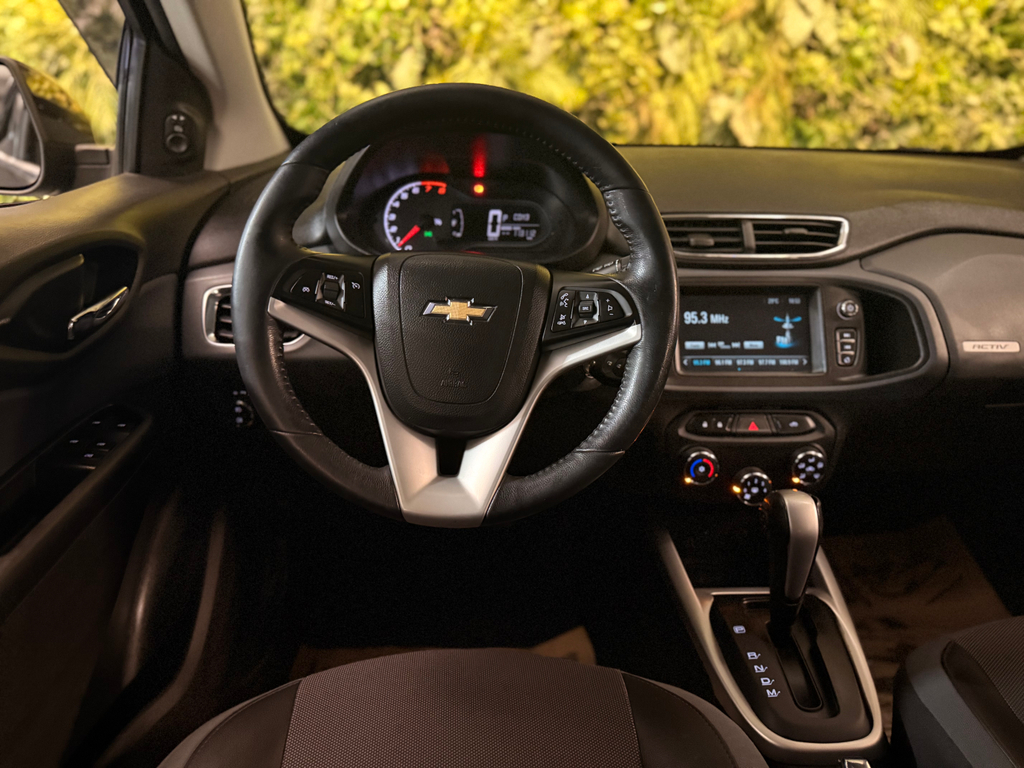 Chevrolet Onix Preto
