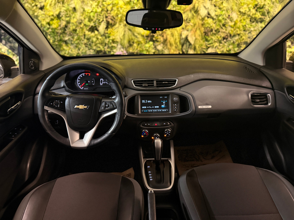 Chevrolet Onix Preto