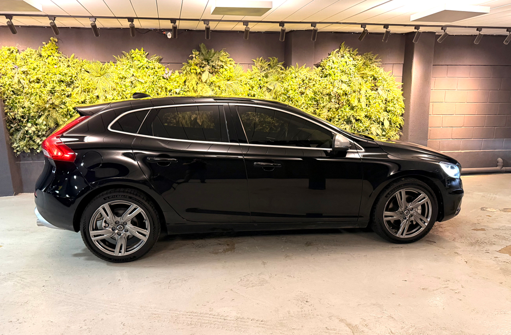 Volvo V40 Preto