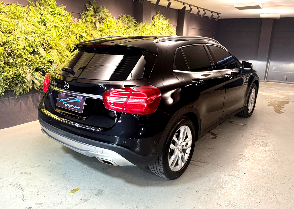 Mercedes Benz GLA-200 Preto