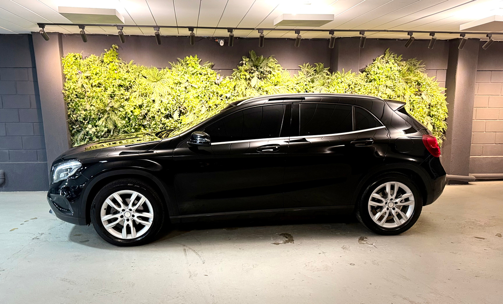 Mercedes Benz GLA-200 Preto