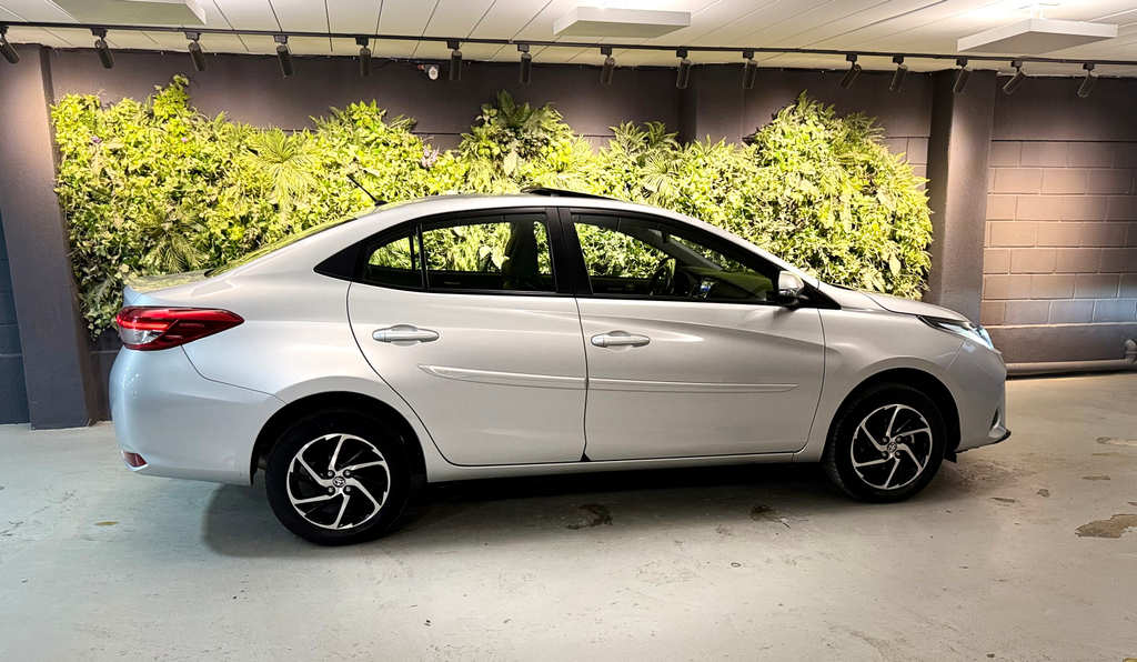 Toyota Yaris Sedan Prata