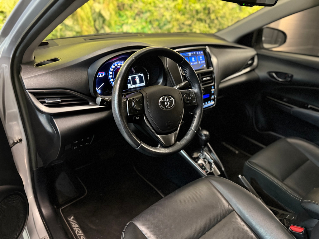 Toyota Yaris Sedan Prata
