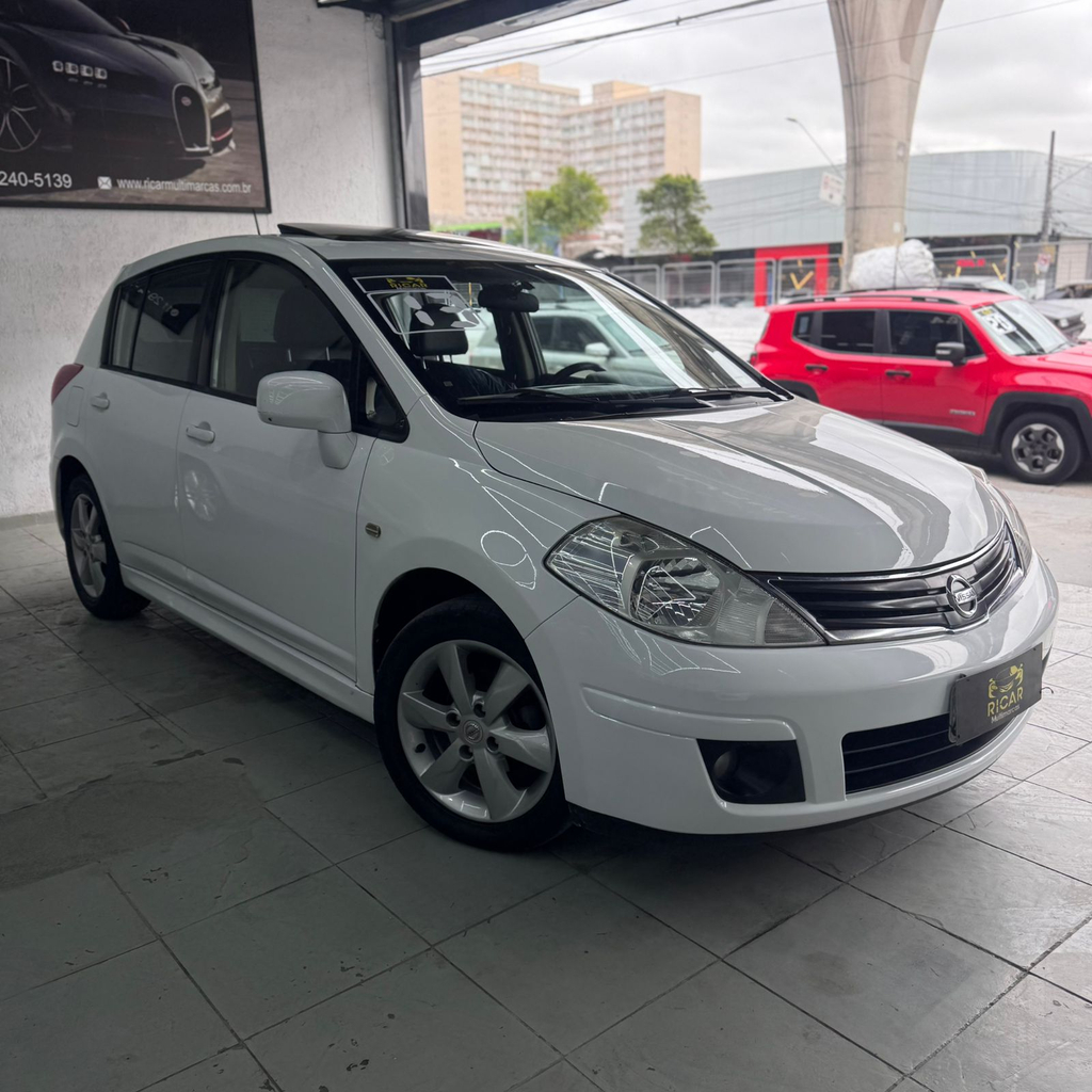 Nissan Tiida Branco