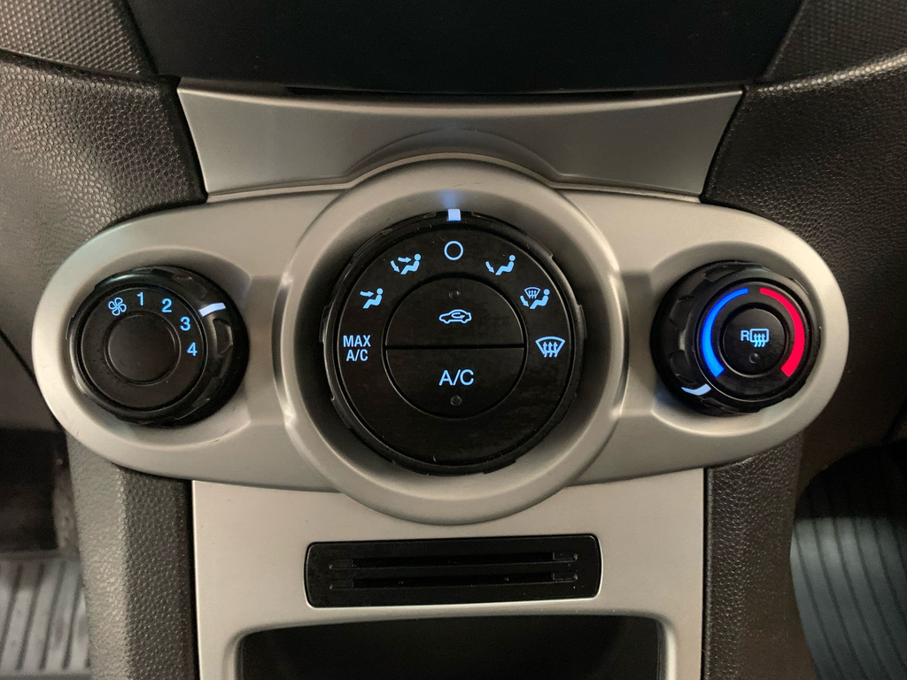 Ford Fiesta Hatch Prata
