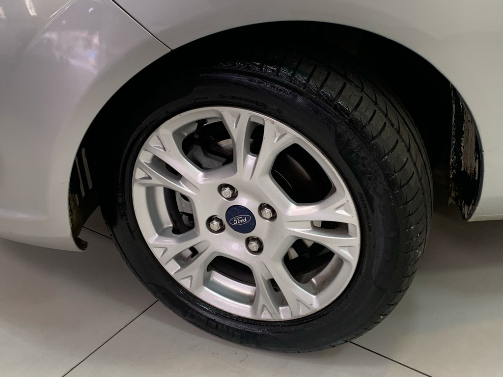 Ford Fiesta Hatch Prata