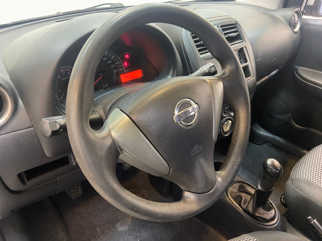 Nissan March Prata