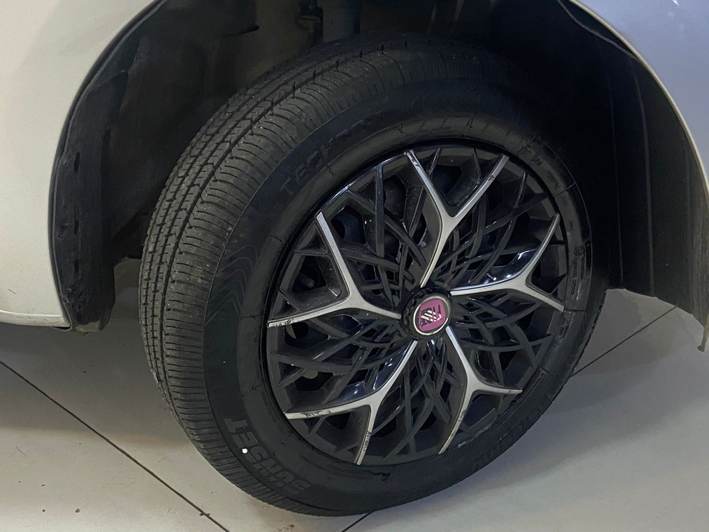 Nissan March Prata