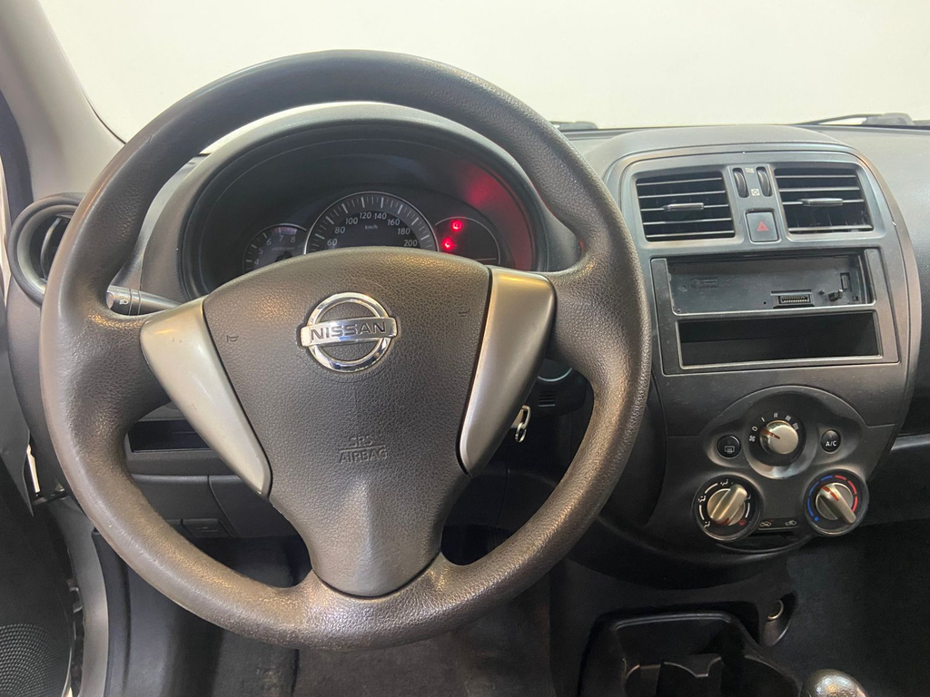 Nissan March Prata