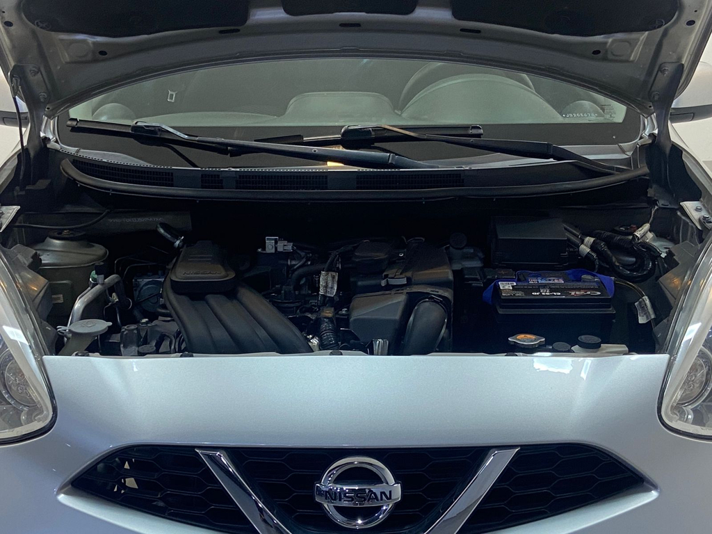 Nissan March Prata