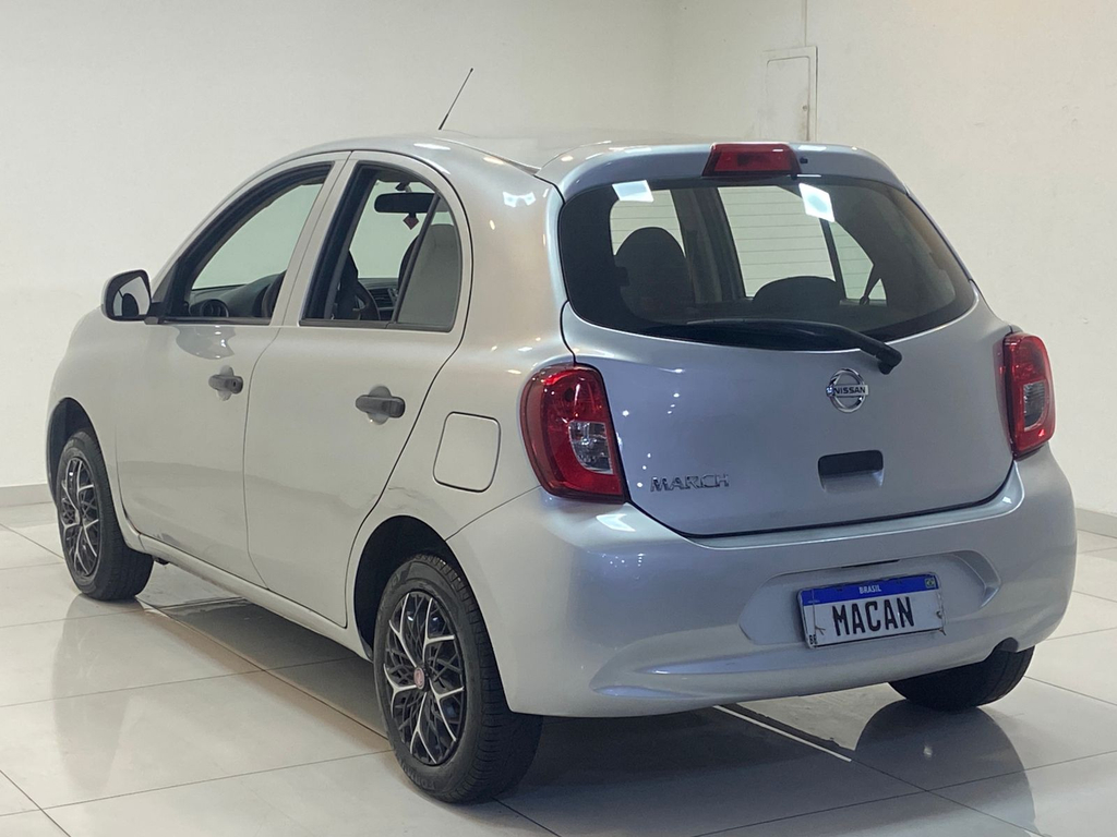 Nissan March Prata