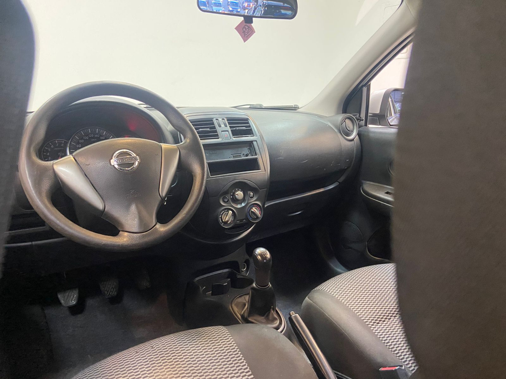 Nissan March Prata