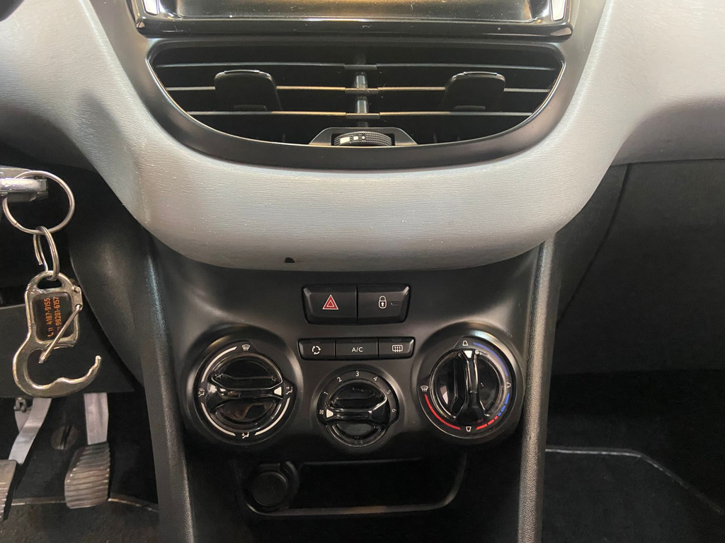 Peugeot 208 Preto