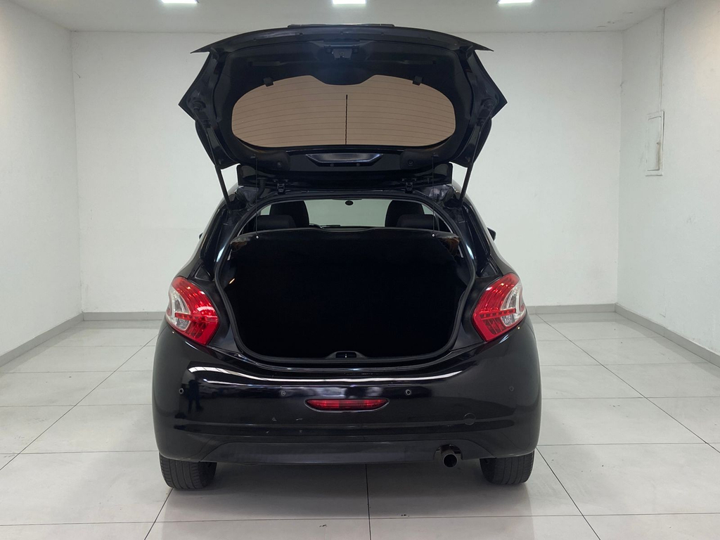 Peugeot 208 Preto