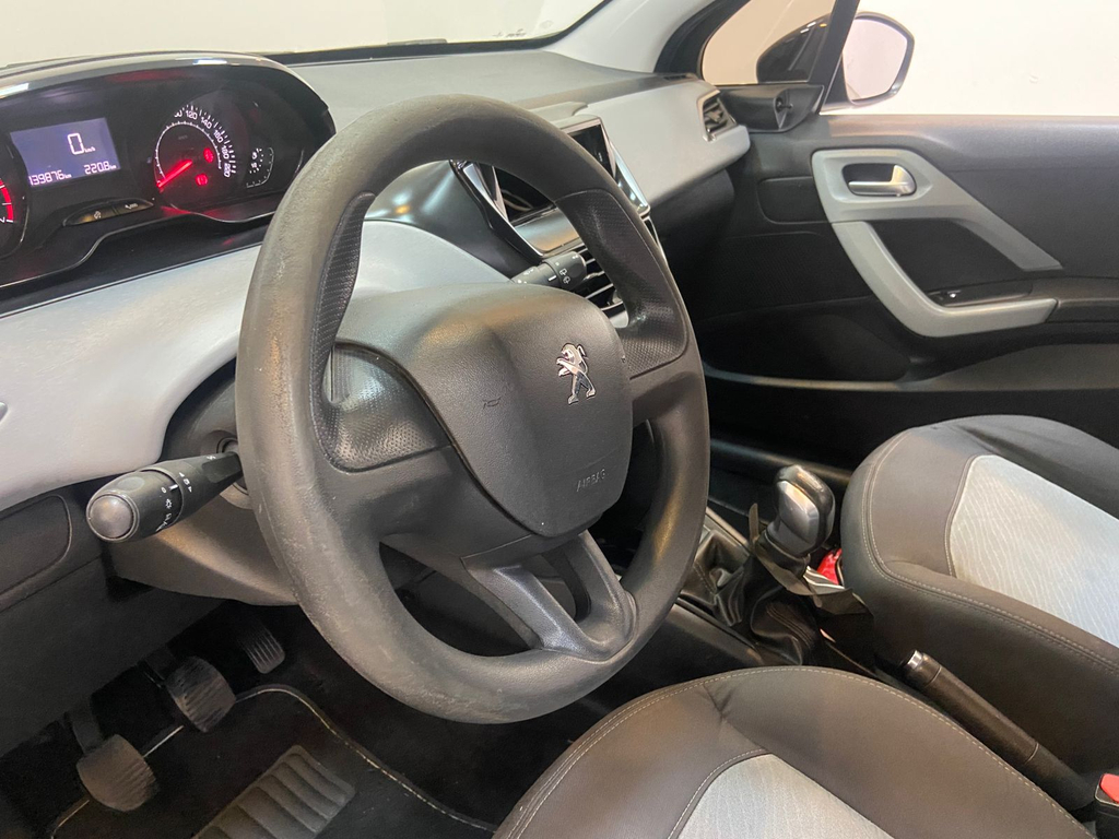 Peugeot 208 Preto
