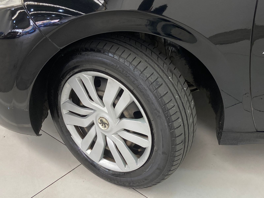 Peugeot 208 Preto