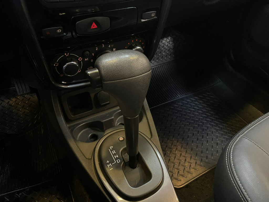 Renault Duster Preto