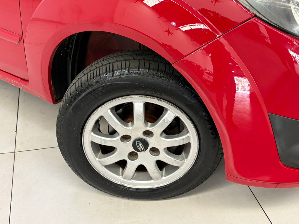 Ford Fiesta Hatch Vermelho