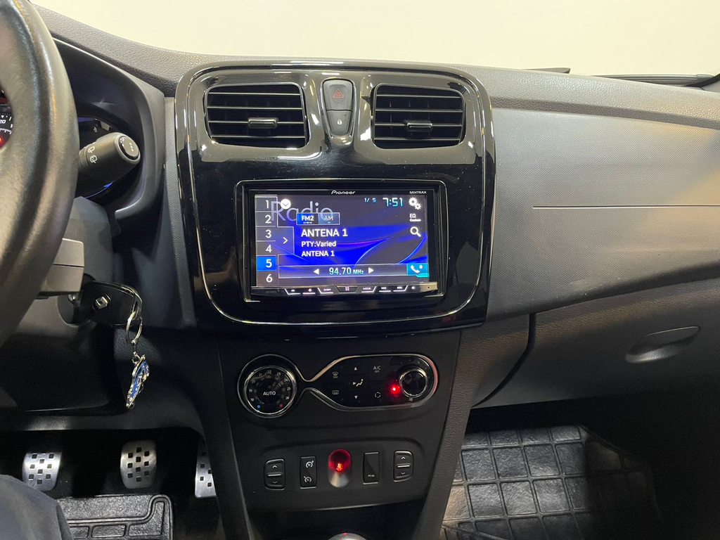 Renault Sandero Preto