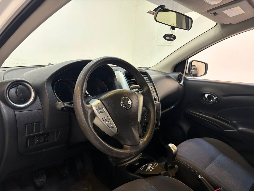 Nissan Versa Branco