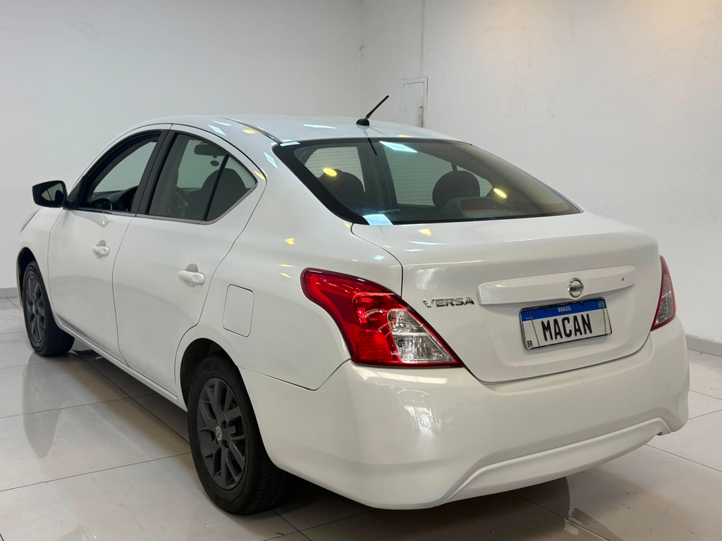 Nissan Versa Branco