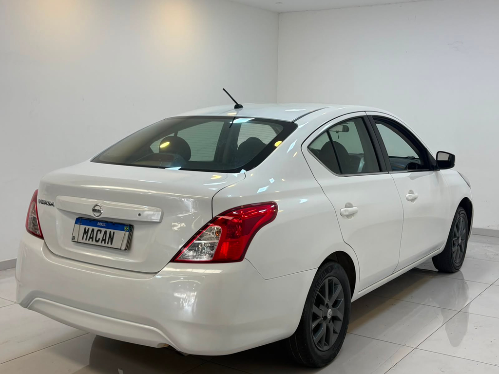 Nissan Versa Branco