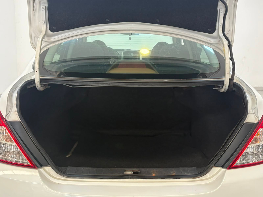 Nissan Versa Branco