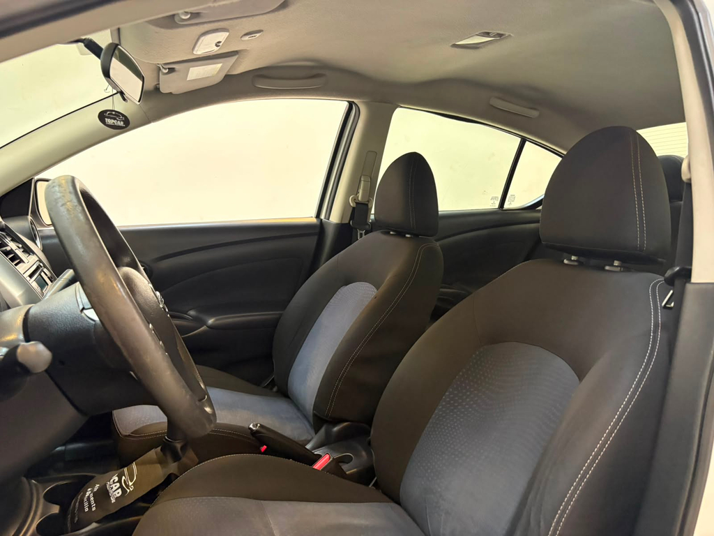 Nissan Versa Branco