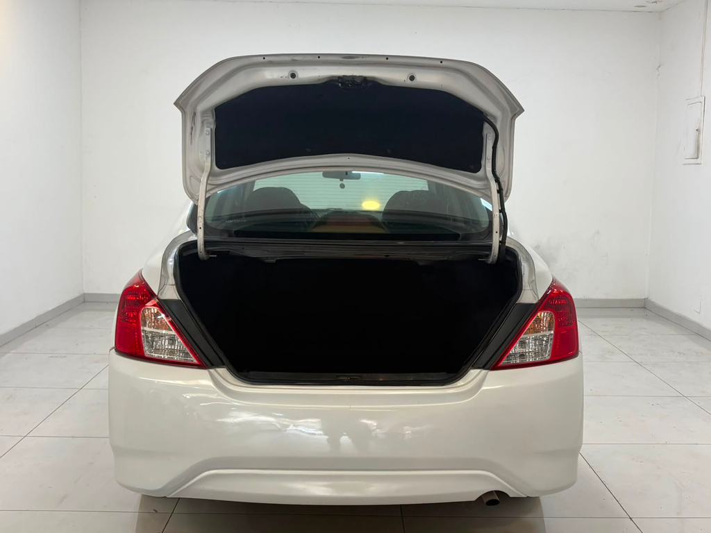 Nissan Versa Branco