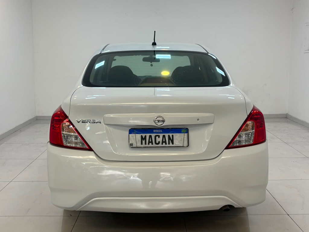Nissan Versa Branco
