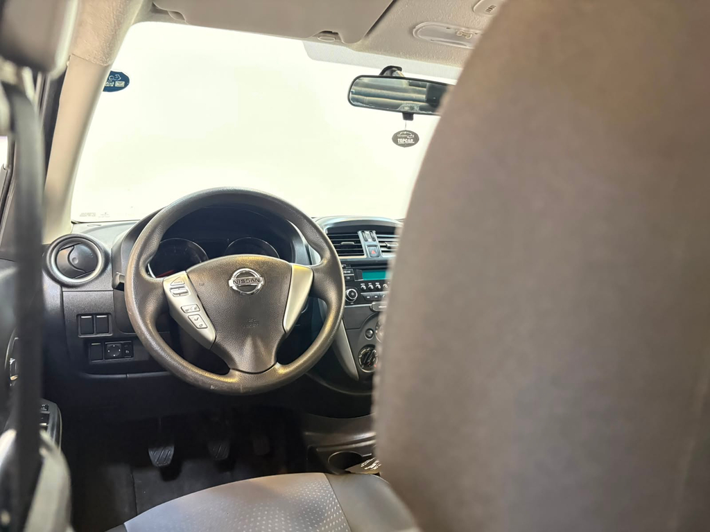 Nissan Versa Branco
