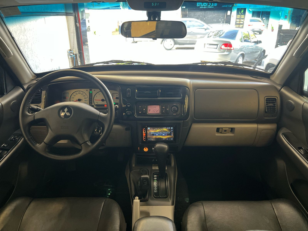 Mitsubishi Pajero Sport Cinza