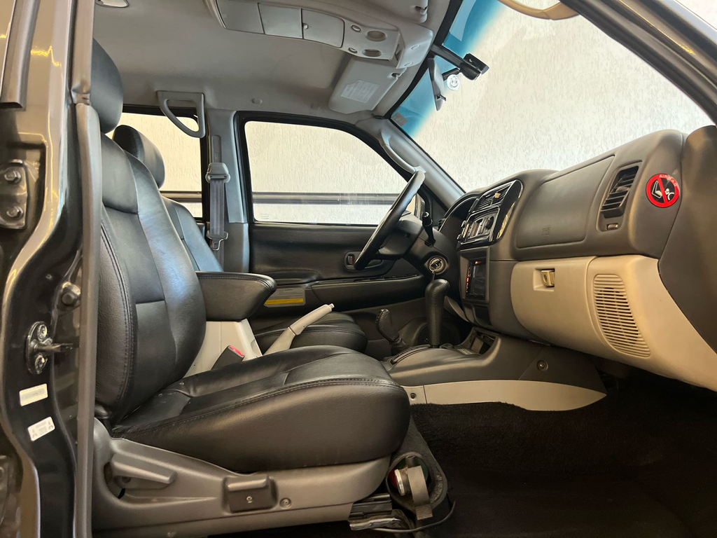 Mitsubishi Pajero Sport Cinza