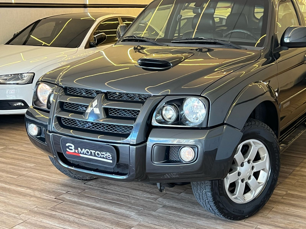 Mitsubishi Pajero Sport Cinza