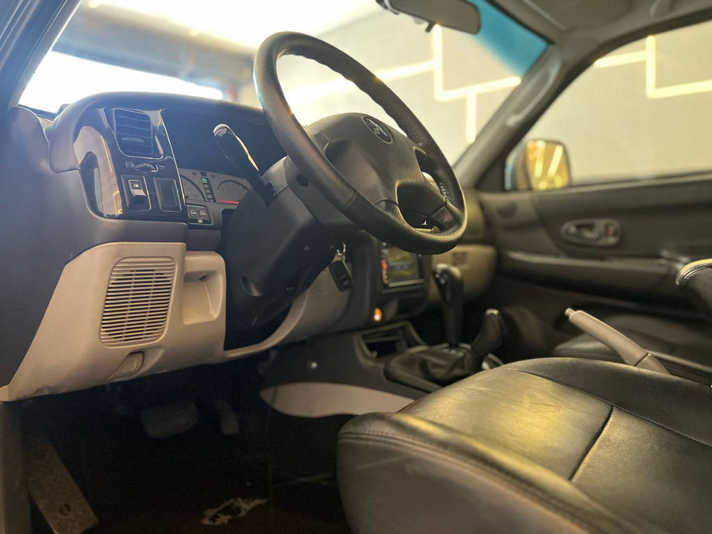 Mitsubishi Pajero Sport Cinza